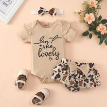 Carregar imagem no visualizador da galeria, Body beige acanalado con volado y cubre pañal animal print con vincha
