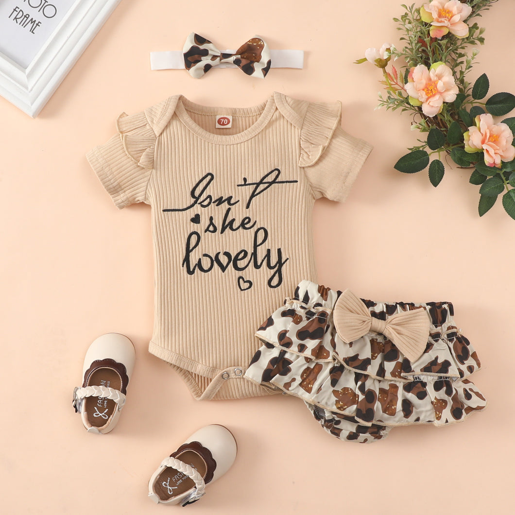 Body beige acanalado con volado y cubre pañal animal print con vincha