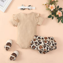 Carregar imagem no visualizador da galeria, Body beige acanalado con volado y cubre pañal animal print con vincha
