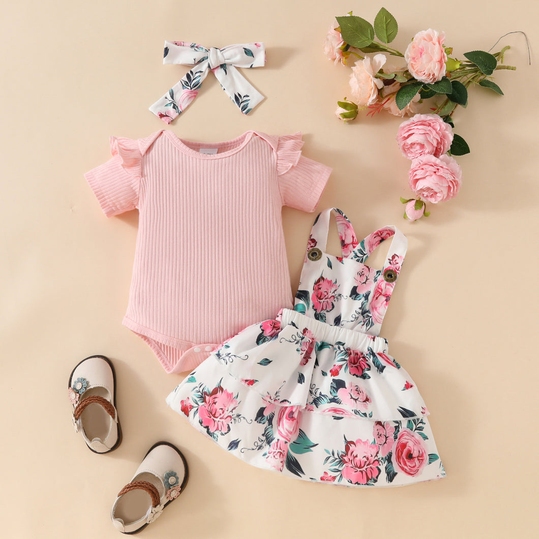 Body rosa con volado, vestido tipo jardinera blanco con estampas de flores y vincha