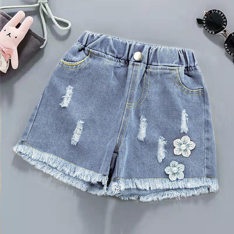 Short jeans rasgado con bordado de flores