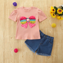 Carregar imagem no visualizador da galeria, Blusa rosa viejo acanalado con estampa de moño y short jeans
