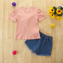 Carregar imagem no visualizador da galeria, Blusa rosa viejo acanalado con estampa de moño y short jeans
