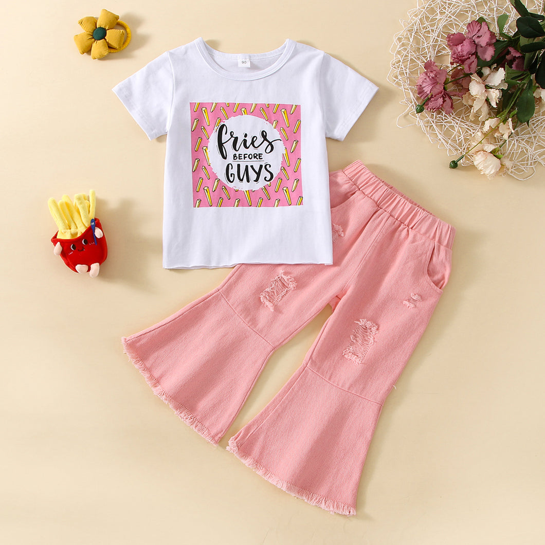 Remera blanca con letras y pantalón pata ancha rosa rasgado