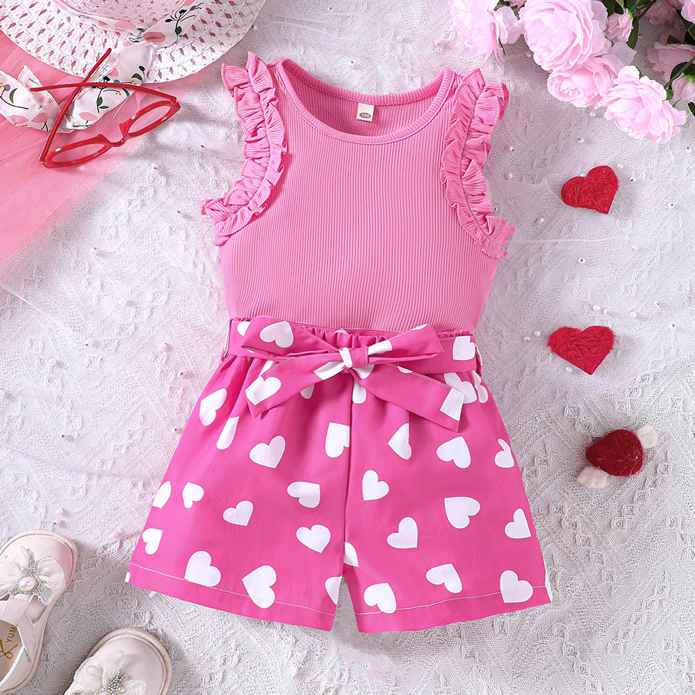 Blusa rosa con volado, short pink con estampas de corazones y cinto