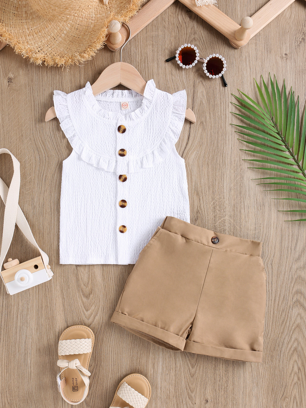 Camisilla blanca con volados y short beige