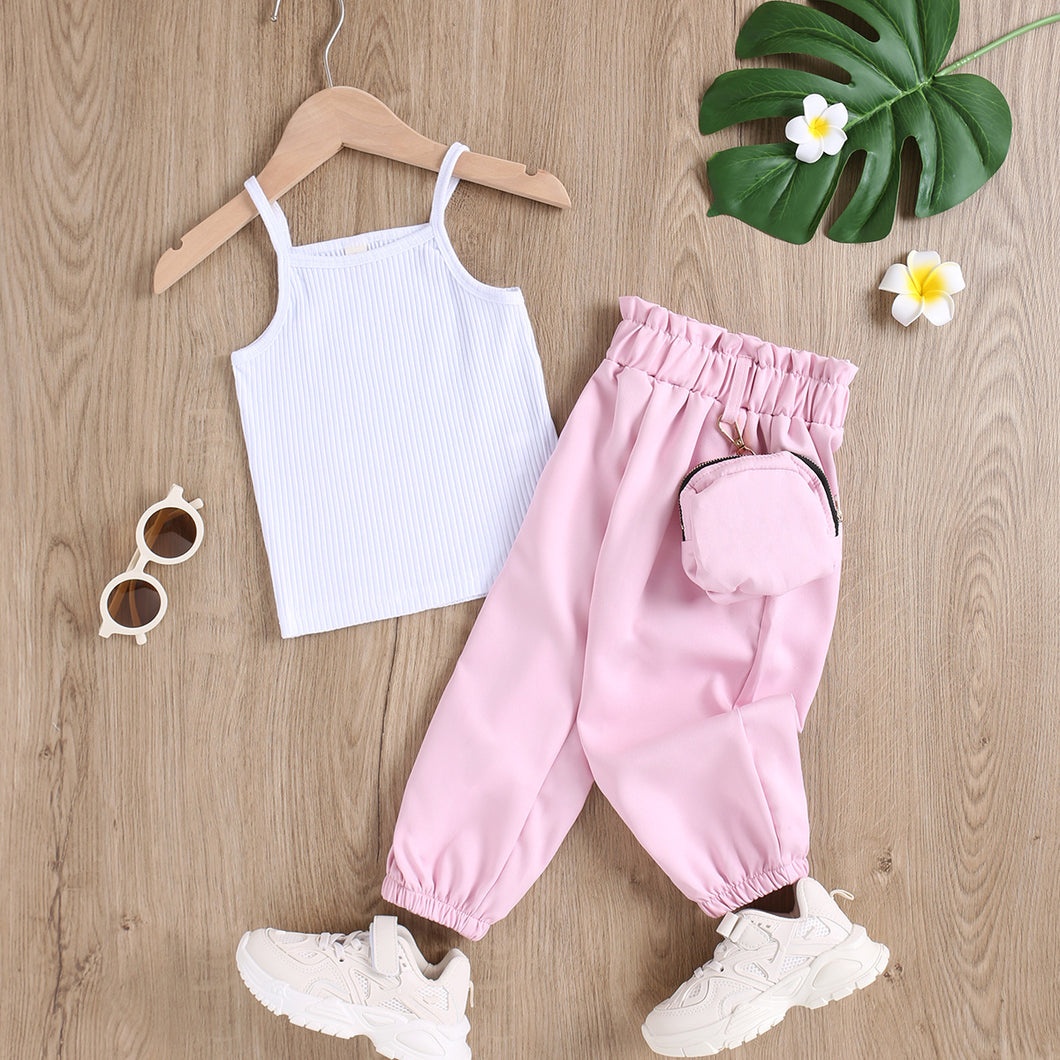 Camisilla blanca y pantalón tipo jogger rosa con porchete