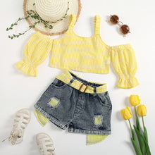 Carregar imagem no visualizador da galeria, Crop top cuadrille con hombros rectos  y short jeans con cinto
