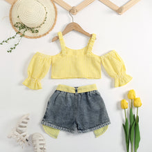 Carregar imagem no visualizador da galeria, Crop top cuadrille con hombros rectos  y short jeans con cinto
