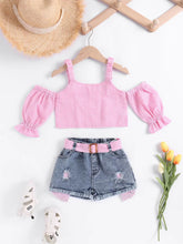 Carregar imagem no visualizador da galeria, Crop top cuadrille con hombros rectos  y short jeans con cinto
