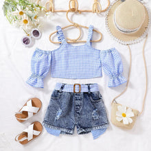 Carregar imagem no visualizador da galeria, Crop top cuadrille con hombros rectos  y short jeans con cinto
