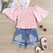 Carregar imagem no visualizador da galeria, Blusa rosa engomado con estampas de flores y short jeans
