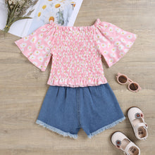 Carregar imagem no visualizador da galeria, Blusa rosa engomado con estampas de flores y short jeans
