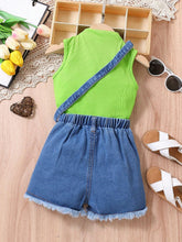 Carregar imagem no visualizador da galeria, Blusa verde y short jeans con porchete de corazón
