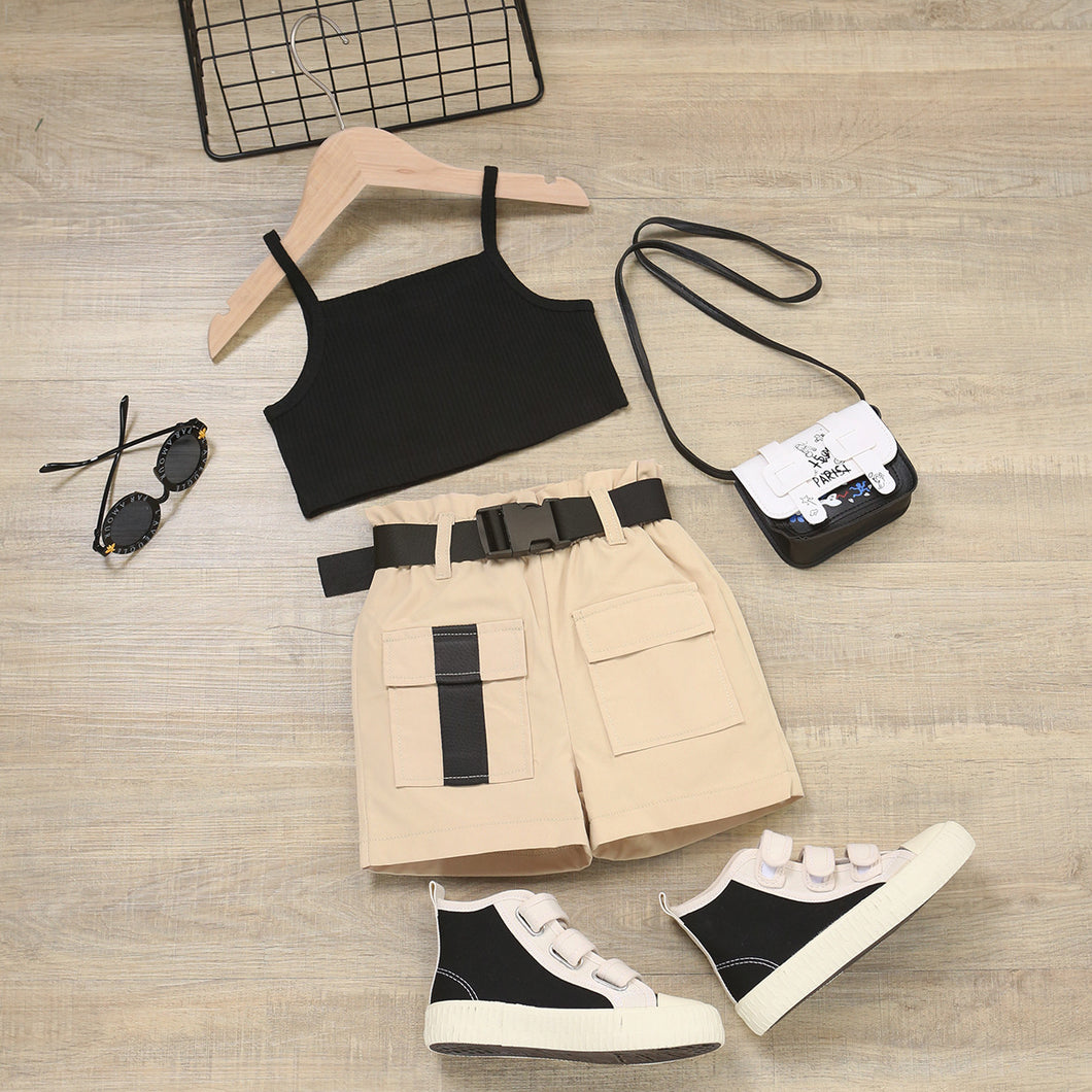 Crop top negro y short beige con cinto