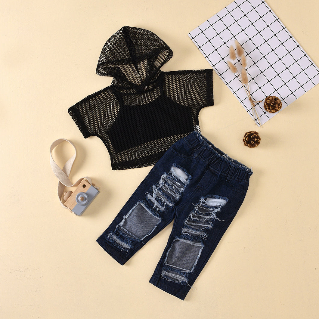 Crop top negro, blusa de red con capucha y pantalón jeans rasgado