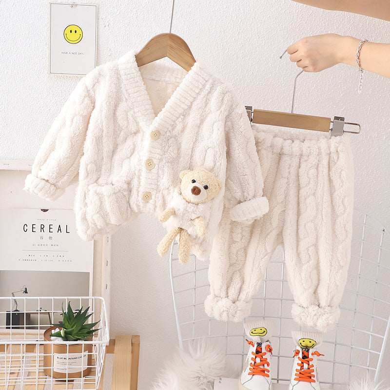 Abrigo campera con oso y pantalón peludo con relieve