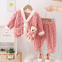 Carregar imagem no visualizador da galeria, Abrigo campera con oso y pantalón peludo con relieve
