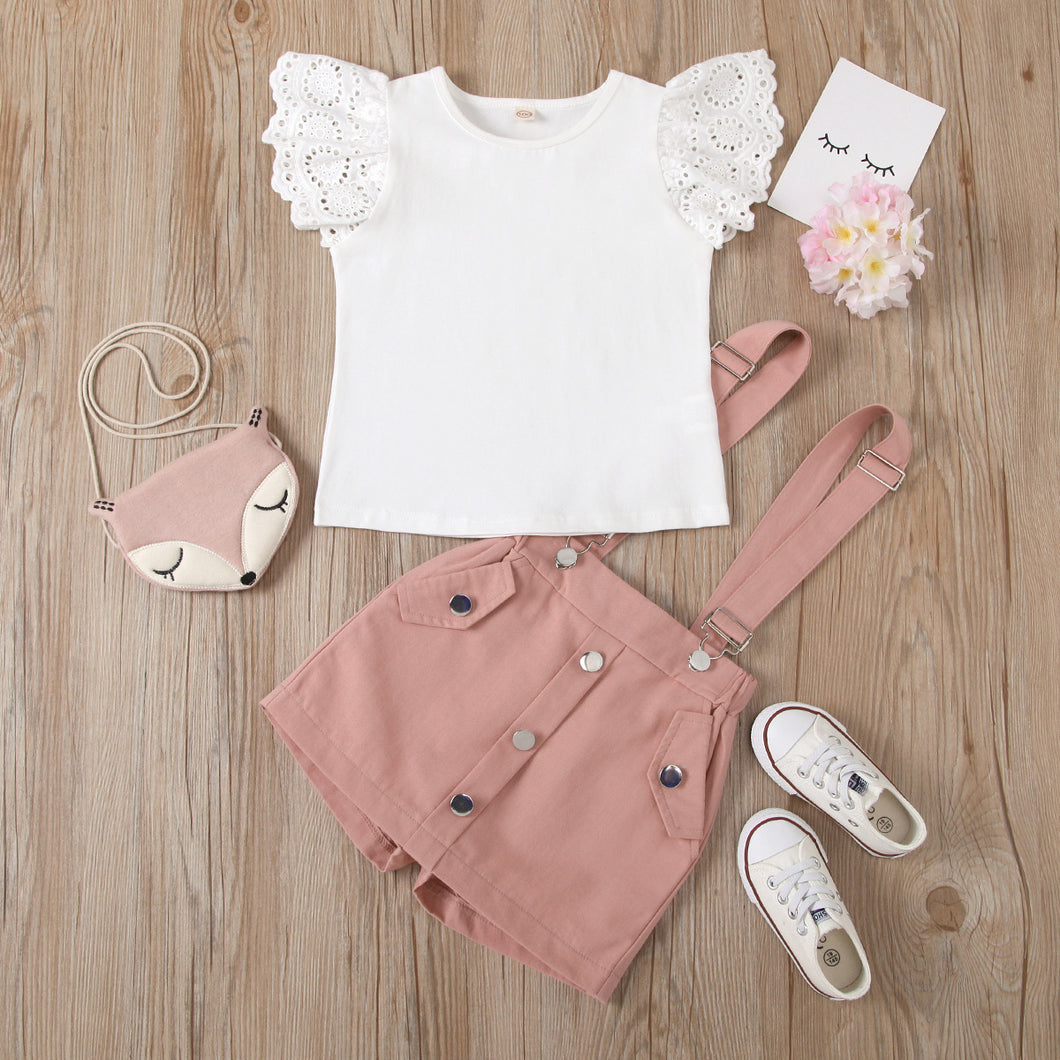 Blusa blanca con mangas de borderie y short pollera  con tirantes