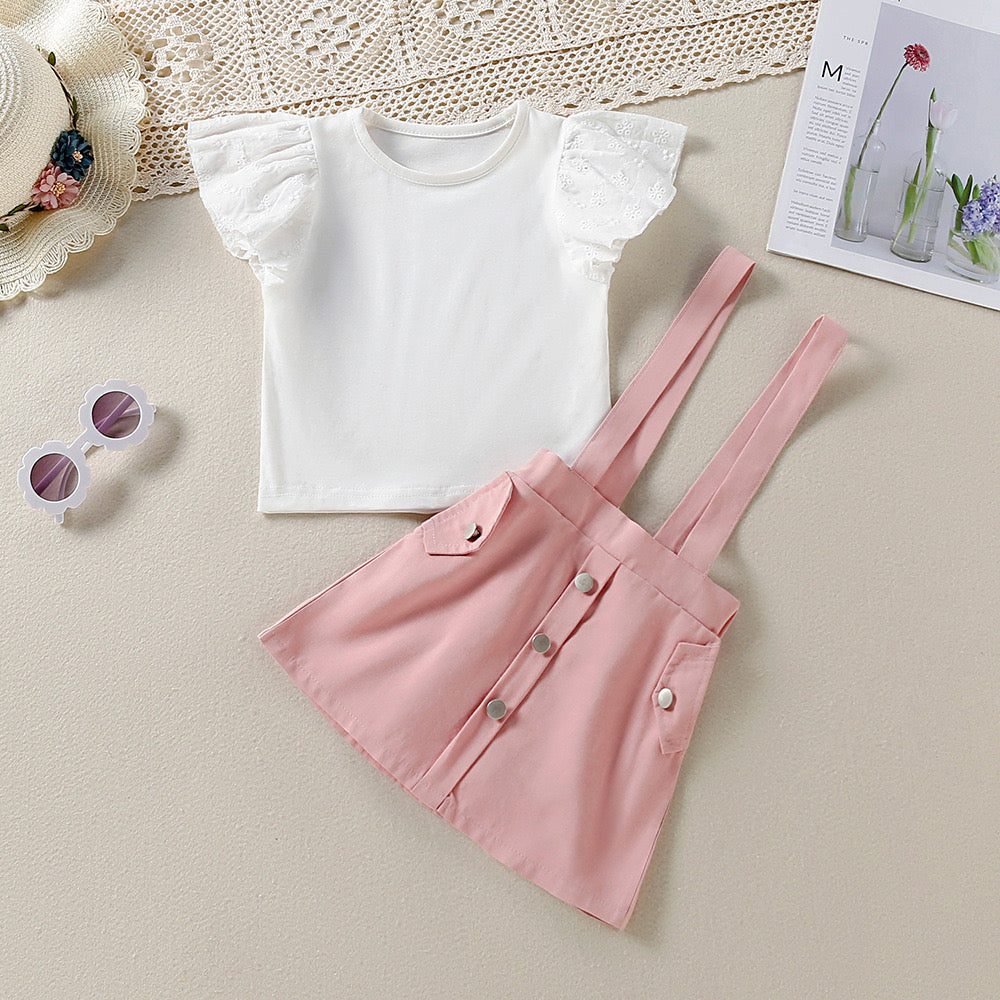 Blusa blanca con volado y pollera rosa con tirante