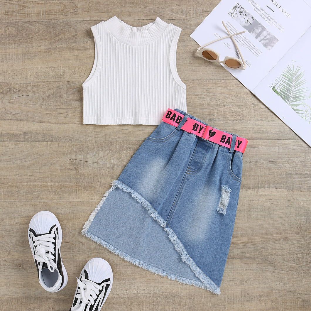 Crop top blanco, pollera de jeans con corte irregular y cinto