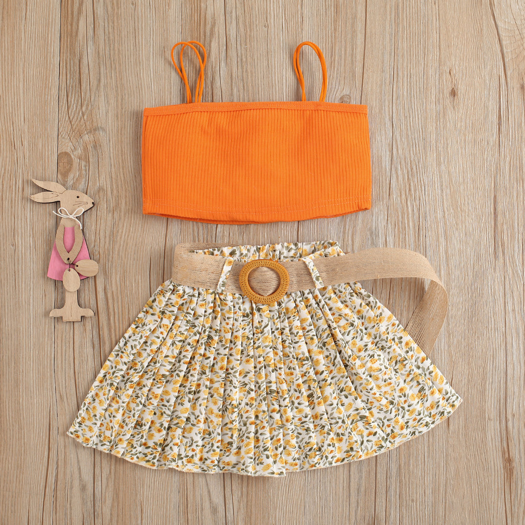 Crop top,  pollera tableada con estampas de flores y cinto