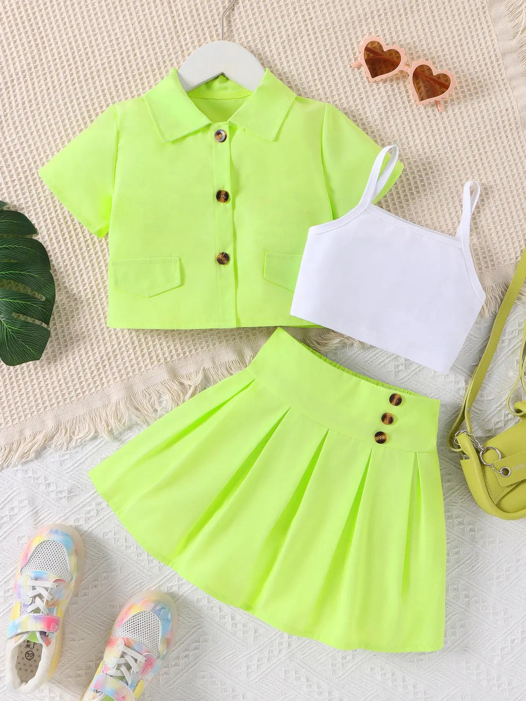 Crop top blanco con camisa y pollera verde