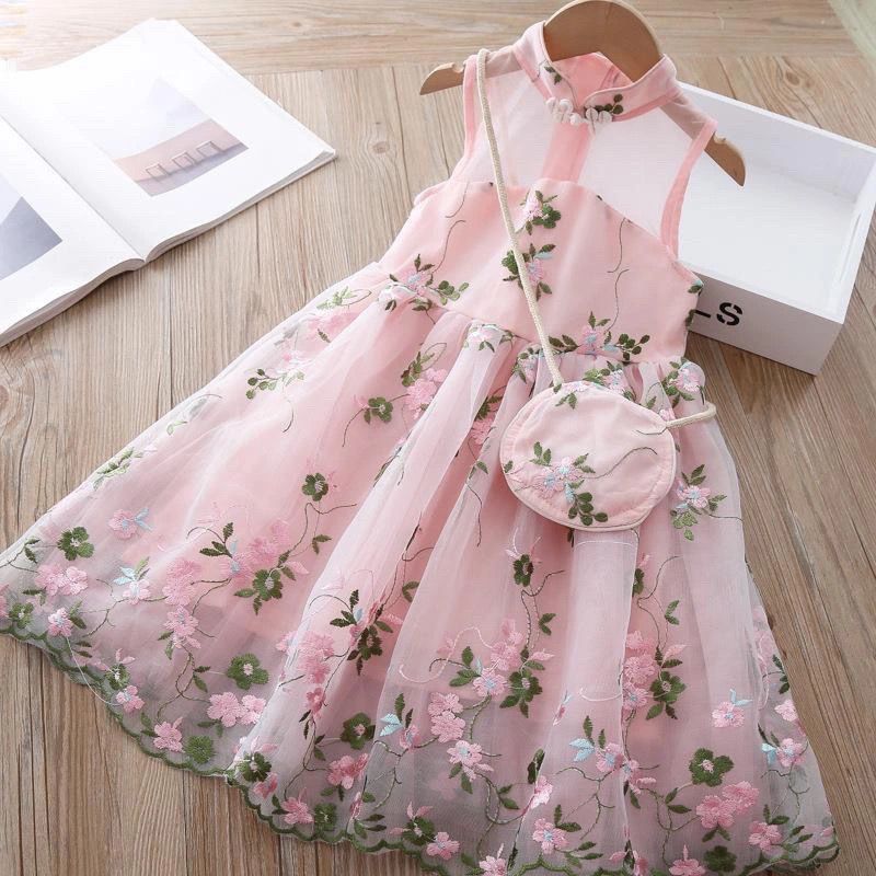 Vestido de tul con bordado de flores y cartera