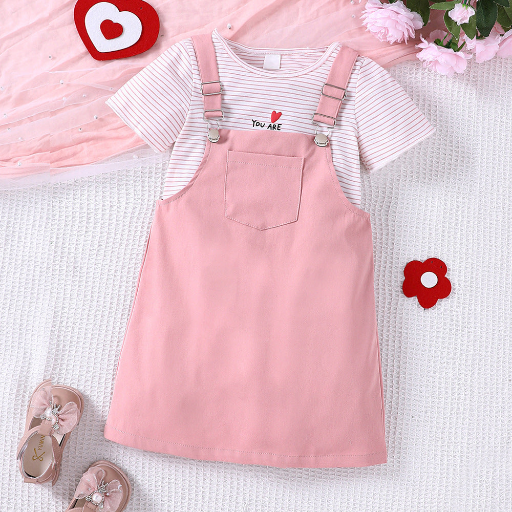 Vestido rosa tipo jardinera con remera blanca a rayas