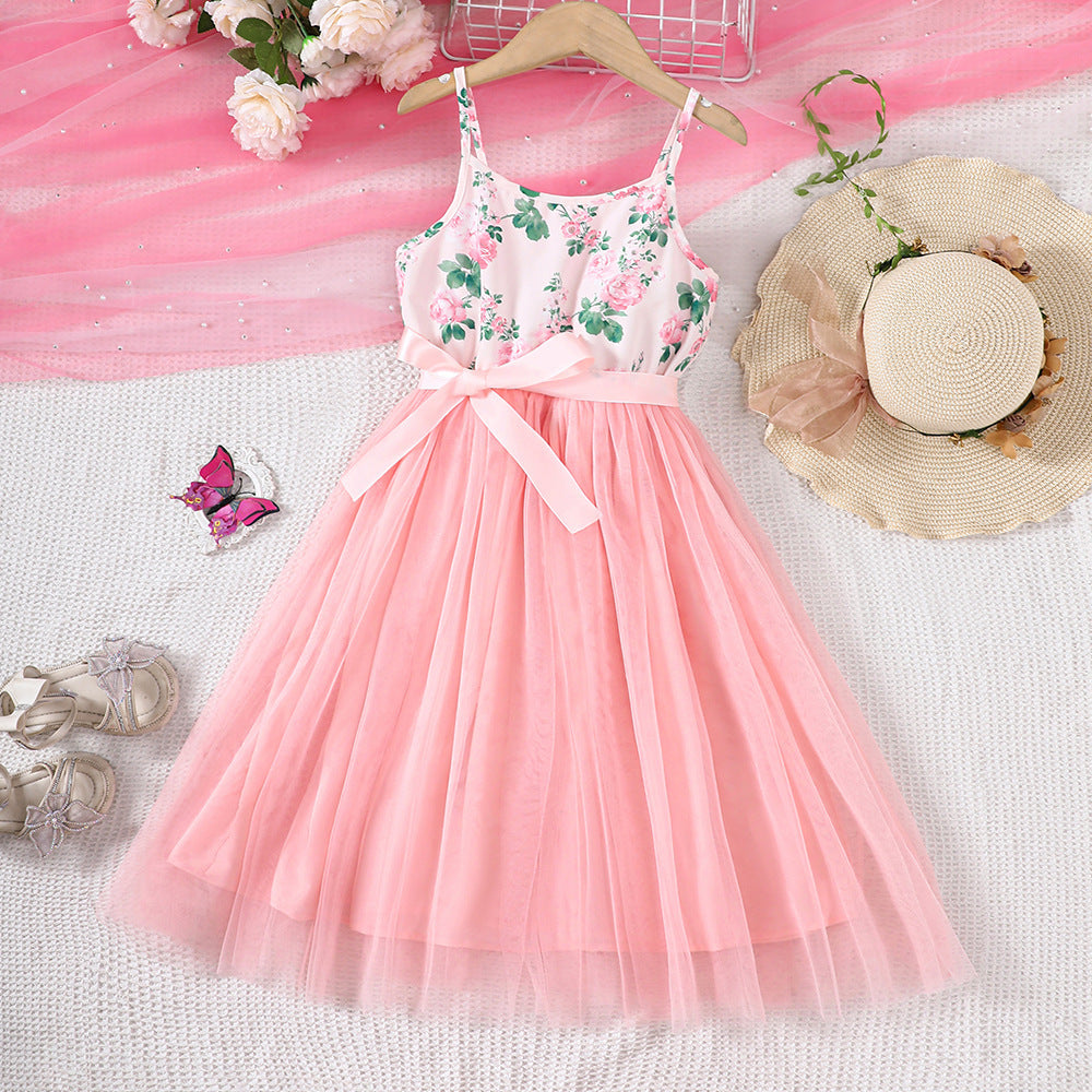 Vestido rosa floreado con falda de tul y cinto