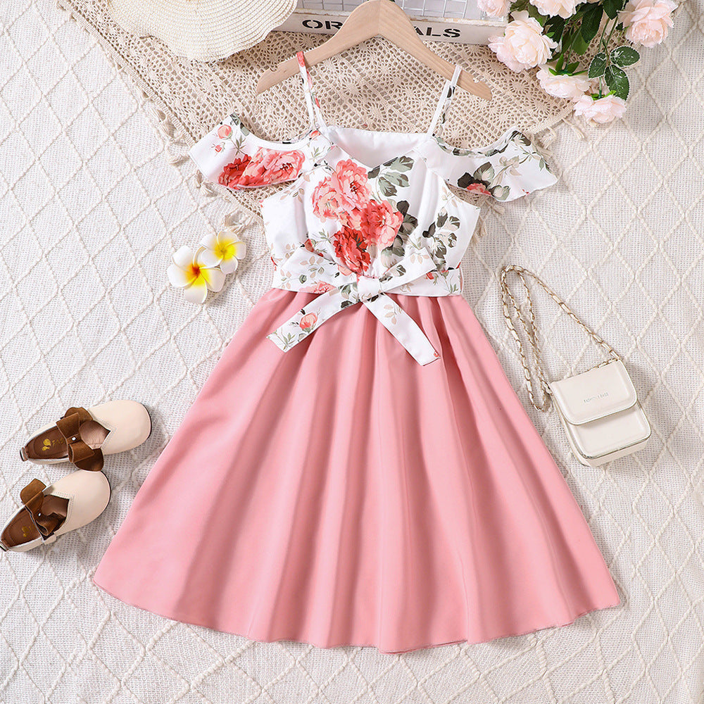 Vestido floreado con hombro recto y falda rosa con cinto