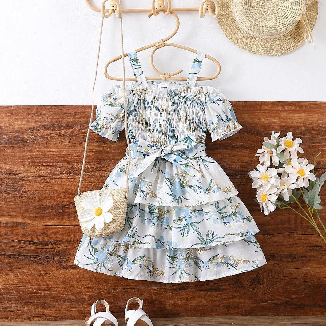 Vestido blanco engomado, escalonado con estampas de flores y cinto