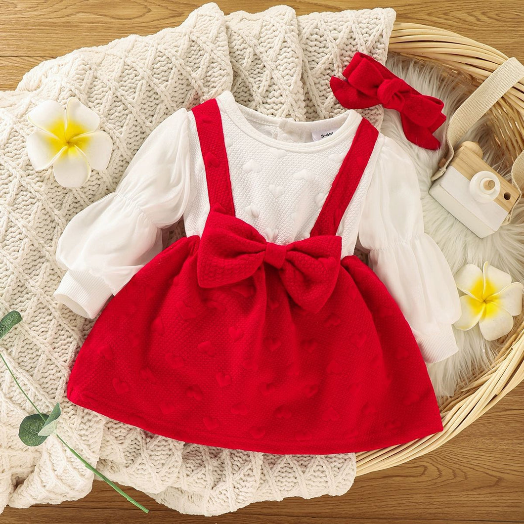 Vestido blanco con tul en las mangas, falda roja y vincha