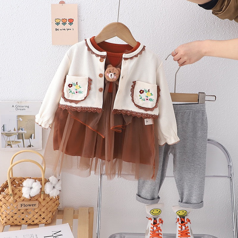 Vestidos terracota de tul con oso, abrigo campera crema con encajes y calza gris