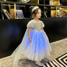 Cargar imagen en el visor de la galería, Vestido celeste estilo Elsa Frozen con luces y capa separable
