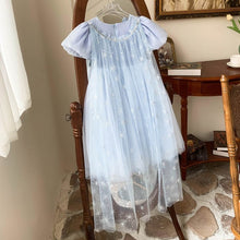 Cargar imagen en el visor de la galería, Vestido celeste estilo Elsa Frozen con luces y capa separable
