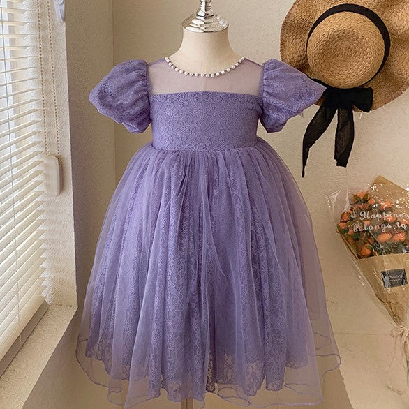 Vestido violeta de tul con mangas abullonadas y perlas