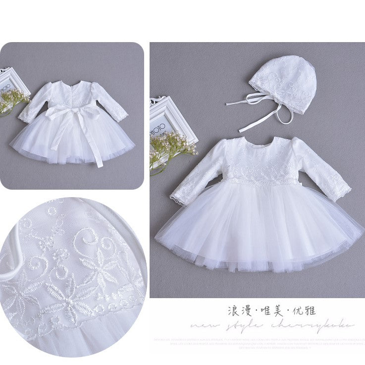 Vestido blanco mangas largas con detalles de encaje bordado de flores y gorra