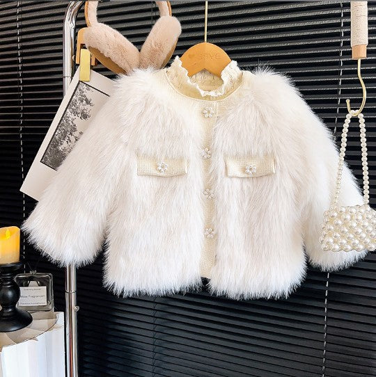 Campera blanco peludo con detalles de perlas