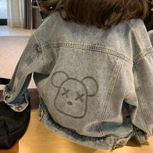 Cargar imagen en el visor de la galería, Campera de jeans con bolsillos y estampa de oso
