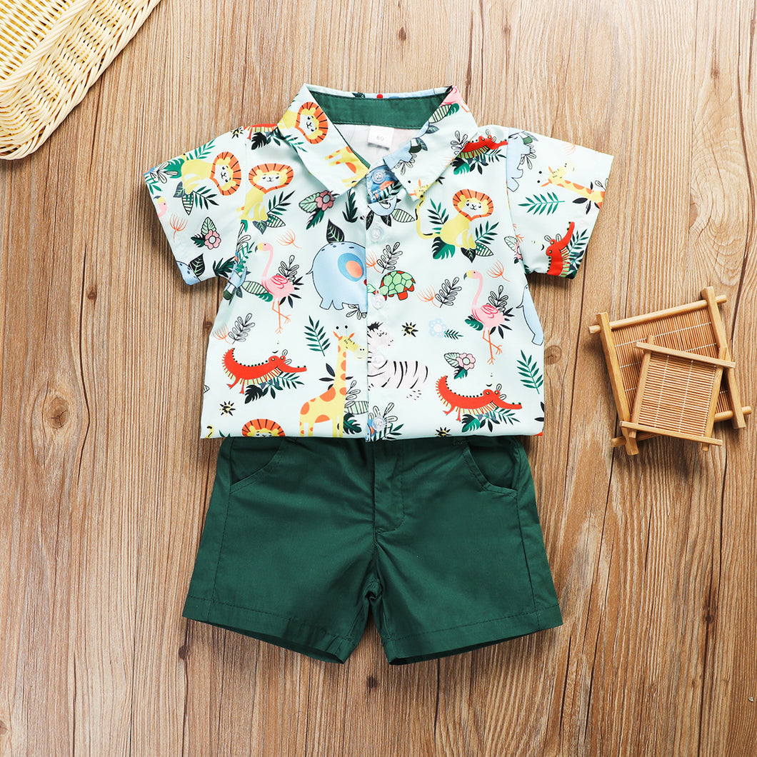 Camisa con estampa de animales safari y short verde