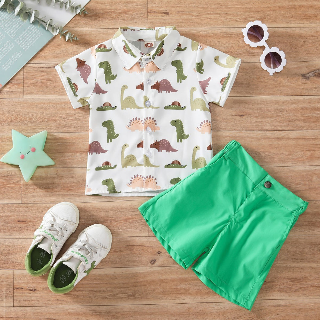 Camisa blanca con estampas de dino y short verde