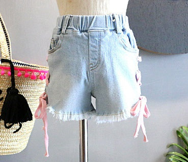 Short jeans con cordones en rosa al costado