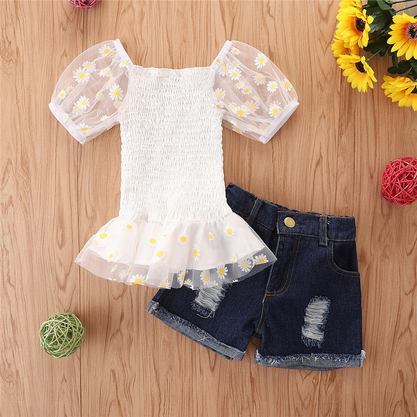 Blusa fruncida con detalles de flores y short jeans