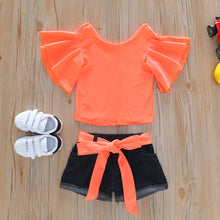 Cargar imagen en el visor de la galería, Blusa naranja fluor con short de jeans y cinto naranja
