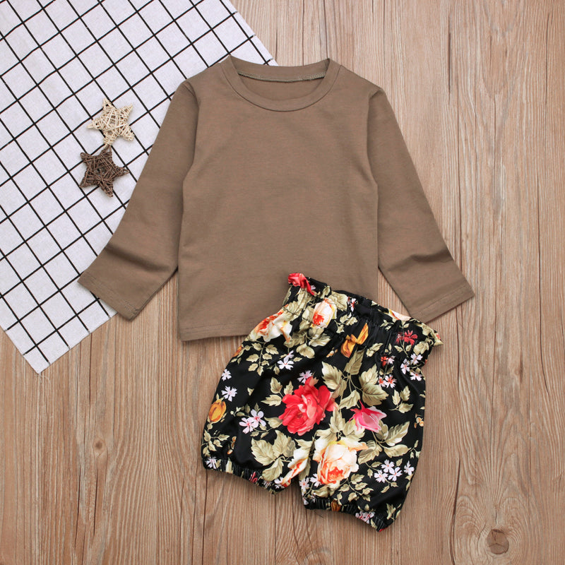 Blusa mangas largas marrón con short floreado