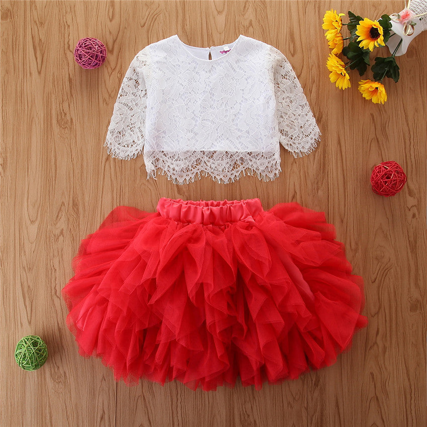 Blusa blanca con encajes y pollera tutu irregular