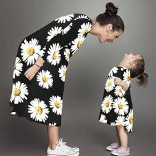 Cargar imagen en el visor de la galería, Vestido madre e hija de margaritas
