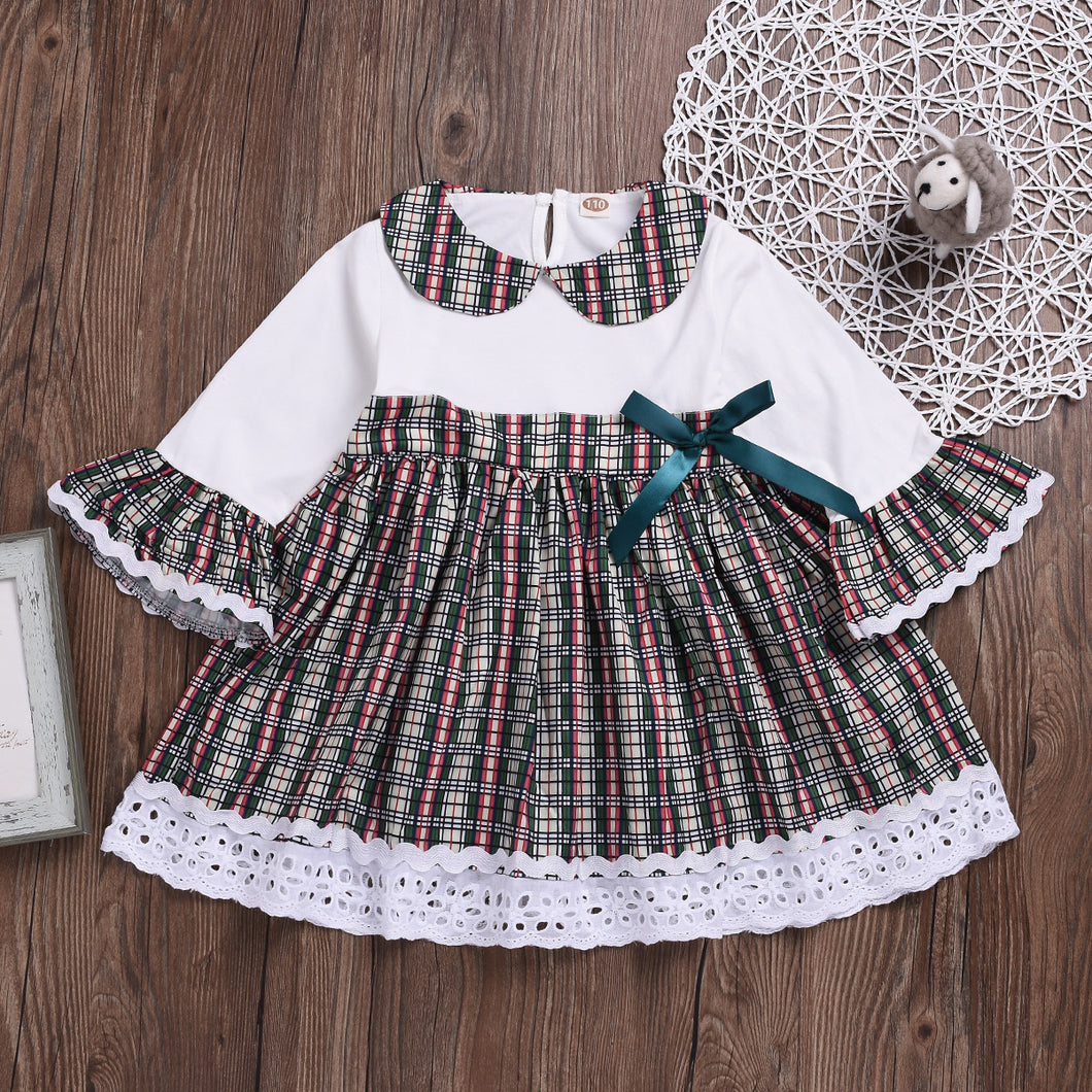 Vestido mangas largas campana, blanco y cuadrille, cola con detalles de encaje