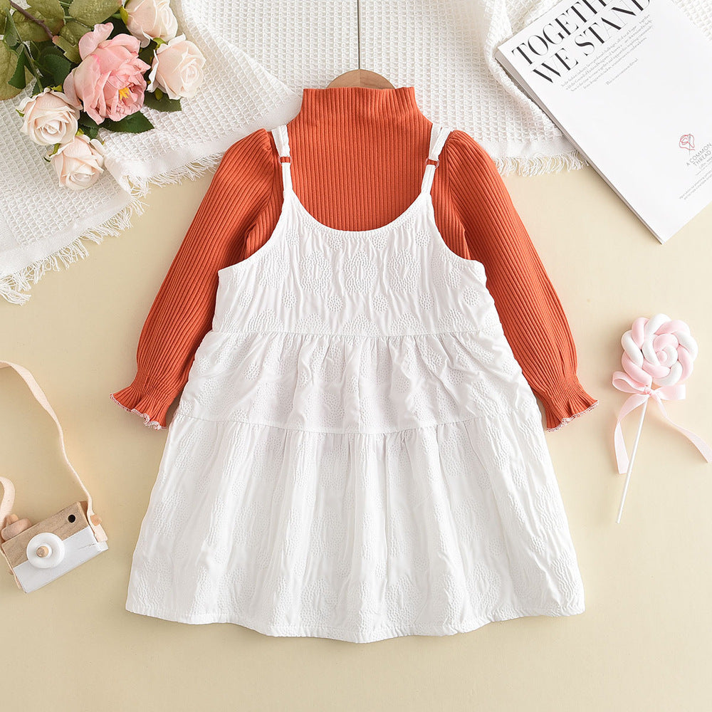 Blusa manga larga naranja con cuello alto y vestido blanco